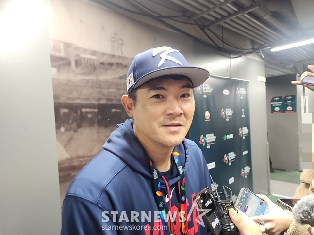 图为比赛结束后，卢景银正在接受记者的采访。 =照片=韩联社记者朴秀珍。