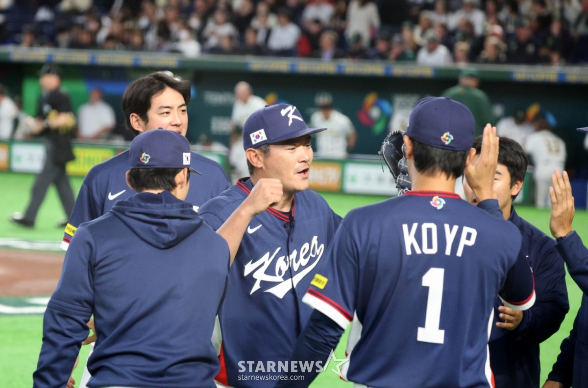 9日，在东京巨蛋体育场举行的2026 WBC东京POOL韩国队与澳大利亚队的比赛第2回合末，首发投手孙周永因胳膊肘疼痛而下场后，代表队的大哥卢景恩（中）紧急上场，展开无失分的投球后，在队友们的欢迎下走向了球员席。 =照片=高级记者姜英祖。