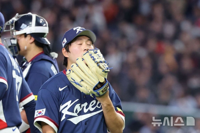 9日，在日本东京巨蛋体育场举行的2026 WBC小组赛C组第4轮比赛中，韩国队与澳大利亚队的比赛、第8回合末1人出局2人在垒的韩国队金泽演在失1分后感到遗憾。