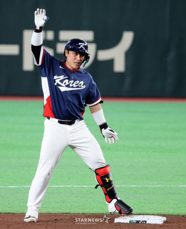  9日，在日本东京巨蛋体育场举行了2026世界棒球经典赛小组赛C组韩国队与澳大利亚队的比赛。 图为，在第6回合初1人出局无跑垒者的情况下，大韩民国朴东元击出2垒打后正在庆祝。