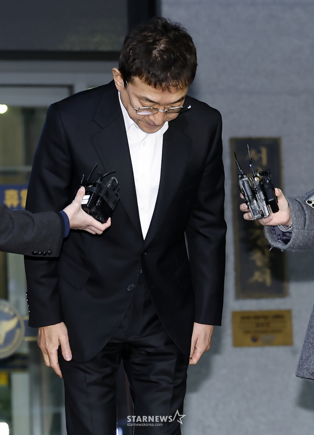 （首尔=新闻1）朴正浩记者=承认酒后驾驶的演员李在龙10日下午在首尔江南警察署交通调查界接受了嫌疑人身份的调查，正在低头道歉。  李某涉嫌于本月6日晚11时许在首尔地铁9号线三星中央站附近驾驶车辆撞上中央隔离带后逃逸。 2026.3.10/新闻1 Copyright©新闻1. Allrights reserved.禁止擅自转载和重新发布,禁止使用AI学习。 =照片=（首尔=新闻1）朴正浩。