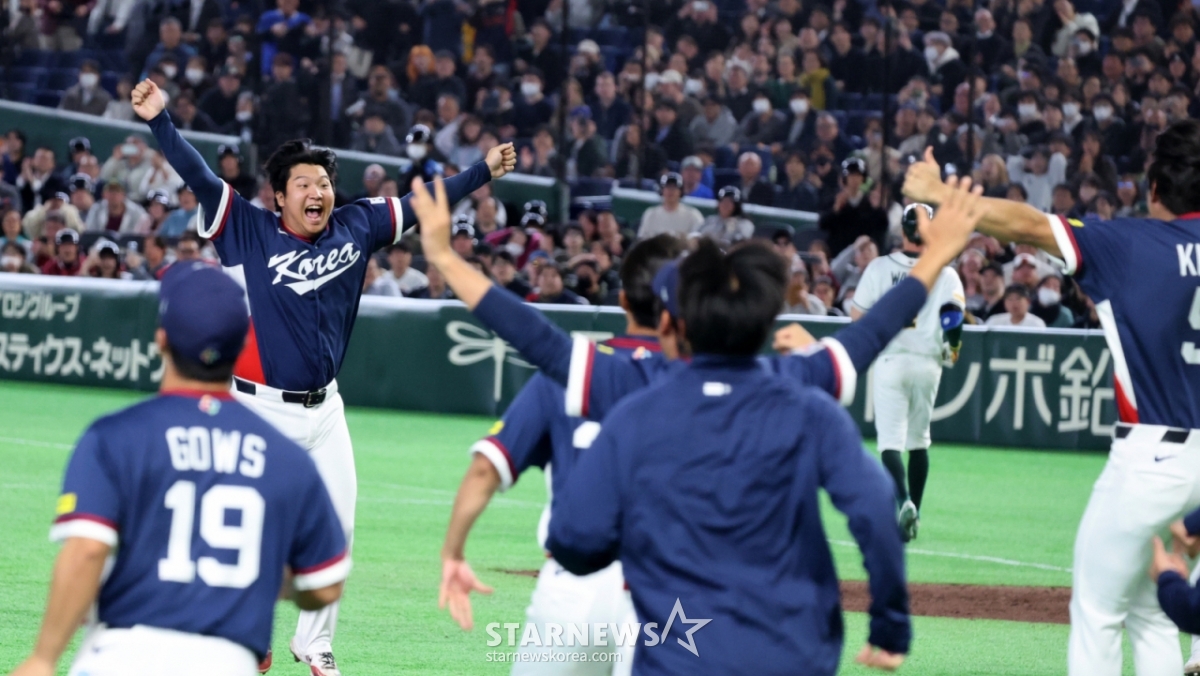 Команда бейсбола Мун Бо Гён (слева) радуется, бросая перчатки после того, как справился с мухой последнего нападающего из Австралии в конце 9-го иннинга 2026 WBC Tokyo POOL между Кореей и Австралией, который состоялся 9-го числа в Токио Доум. /Фото = Старший репортер Кан Ён Чжо