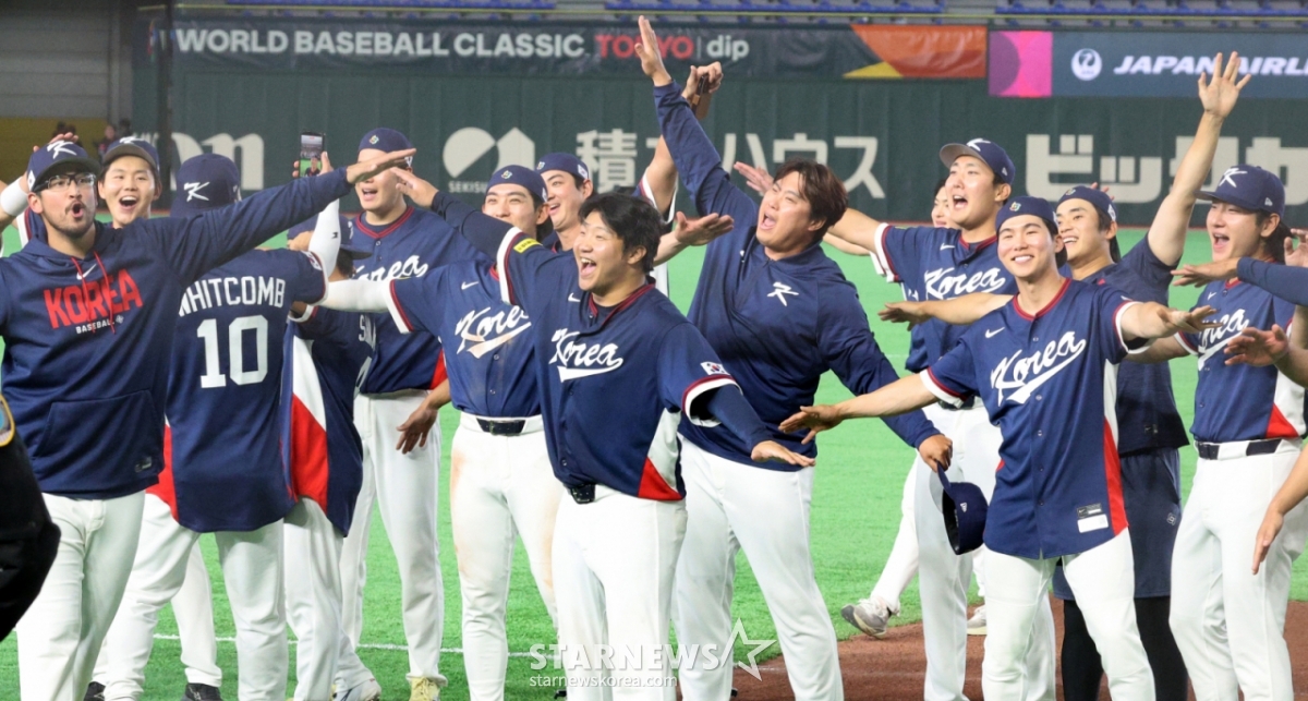 Игроки корейской бейсбольной команды проводят «Самолет» вместе после победы 7-2 в матче против Южной Кореи 2026 WBC Tokyo POOL в Токио Доме 9-го числа. /Фото = Старший репортер Кан Ён Чжо