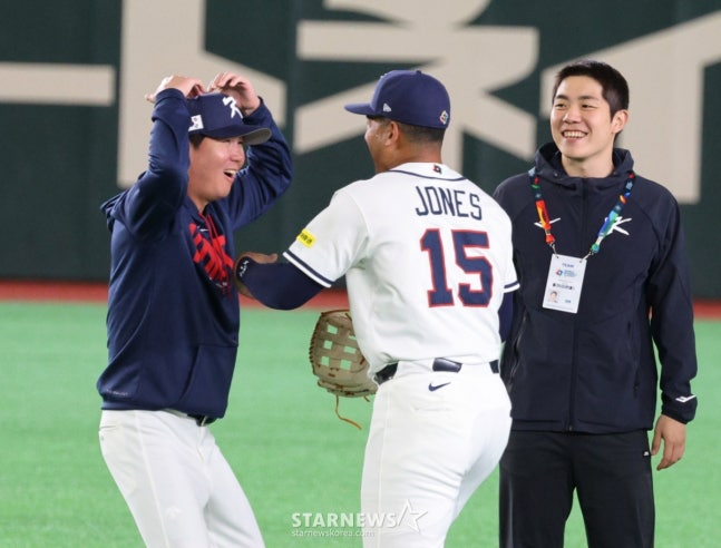 Đạo diễn Ryu Ji Hyun (trái) đang bắn tim cho Jones. /Ảnh = Phóng viên cao cấp Kang Young Jo