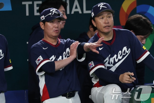 Huấn luyện viên Ryu Ji-hyun (trái) và huấn luyện viên phòng ngự Lee Dong-wook đang điều chỉnh vị trí phòng ngự lần thứ 9 trước Australia vào ngày 9. Ảnh = News1