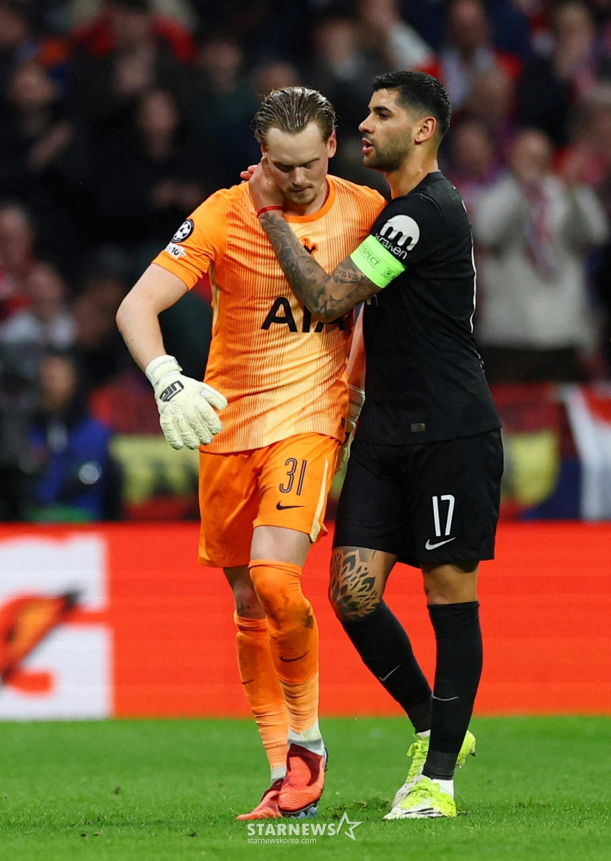 Энтони Кински (слева) заменяется на четыре пробежки за 15 минут в первой половине матча против Атлетико Мадрид в первом раунде Лиги чемпионов УЕФА 2025-2026 годов, который прошел в Эр-Рияде в Мадриде, Испания, в 5 утра 11-го числа (по корейскому времени). /Reuters=Новости 1