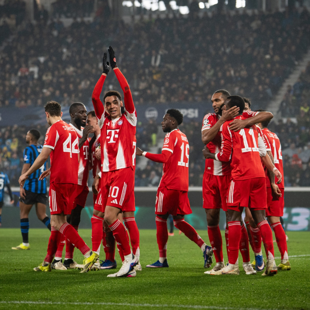 Игроки мюнхенской «Баварии» проводят церемонию после забивания голов в первом матче 1/8 финала Лиги чемпионов УЕФА сезона 2025-2026 годов на стадионе «Бергамо» в Бергамо, Италия, 11-го числа (по корейскому времени). /Фото = Официальный сайт социальных сетей (SNS) в Мюнхене, Бавария.