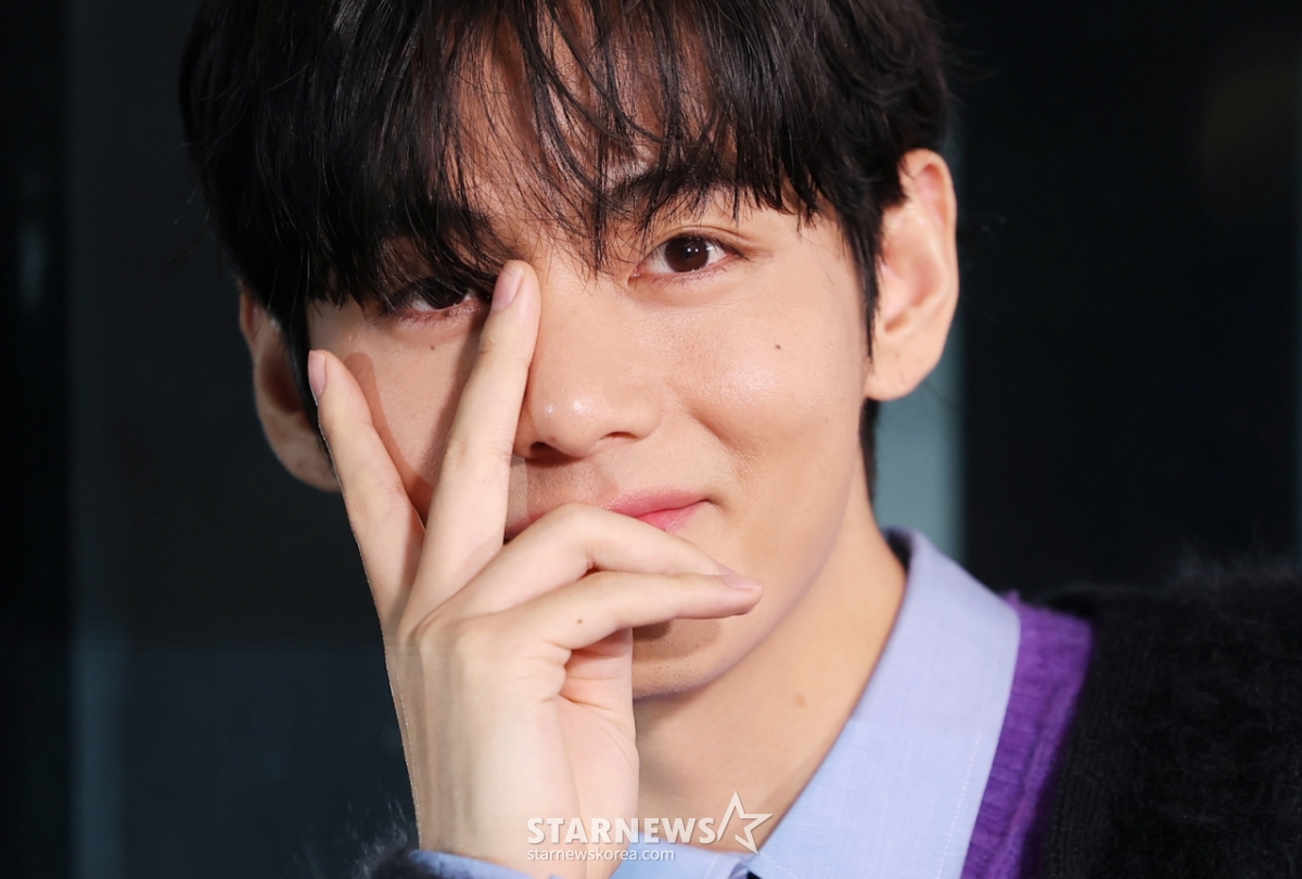 （ソウル=ニュース1）クォン·ヒョンジン記者=BTS（BTS）Vが2025年12月17日、ソウル江南区（カンナムグ）のセリーヌ清潭（チョンダム）フラッグシップを訪問した後、退場しながら挨拶をしている。 2025.12.17/ニュース1 Copyright © ニュース1. All rights reserved. 無断転載及び再配布、AI学習利用禁止。 /写真=（ソウル=ニュース1）クォン·ヒョンジン記者