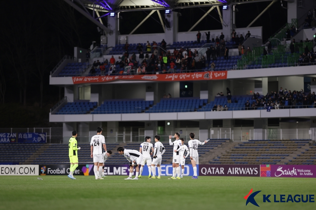 10日，在日本东京的町田气温体育场举行的2025~2026赛季亚足联(AFC)冠军联赛精英(ACLE)16强第2场客场比赛结束后。 =图为，韩国职业足球联盟提供。