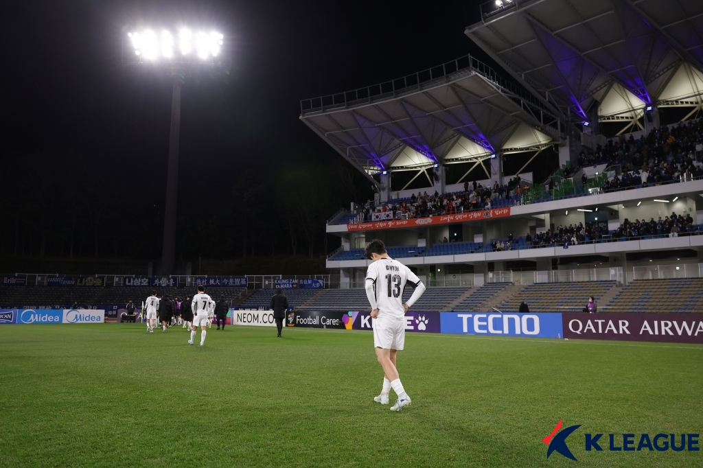 10日，在日本东京町田气温体育场举行的2025~2026赛季亚足联(AFC)冠军联赛精英(ACLE)16强赛第2场客场比赛结束后，李基赫低着头。 =图为，韩国职业足球联盟提供。