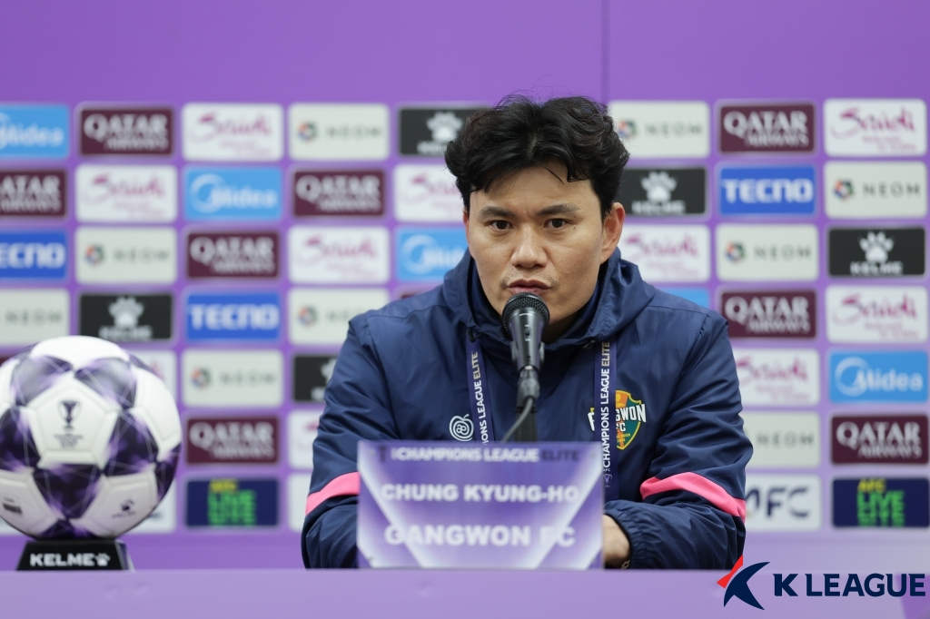10日，江原FC主教练郑京浩在日本东京町田气温体育场举行的2025~2026赛季亚足联(AFC)冠军联赛精英(ACLE)16强第2场比赛客场赛后的记者会上发言。 =图为，韩国职业足球联盟提供。