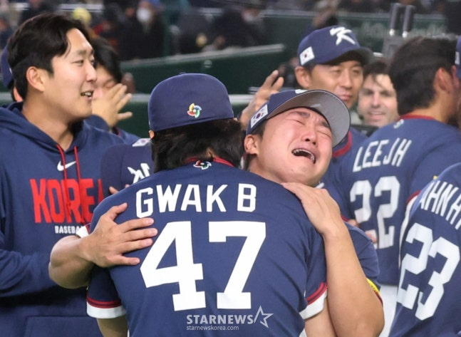 Đội tuyển quốc gia Go Woo-suk (giữa) đang rơi nước mắt và ôm Kwak Bin sau chiến thắng trước Úc. /Ảnh = Phóng viên cao cấp Kang Young Jo