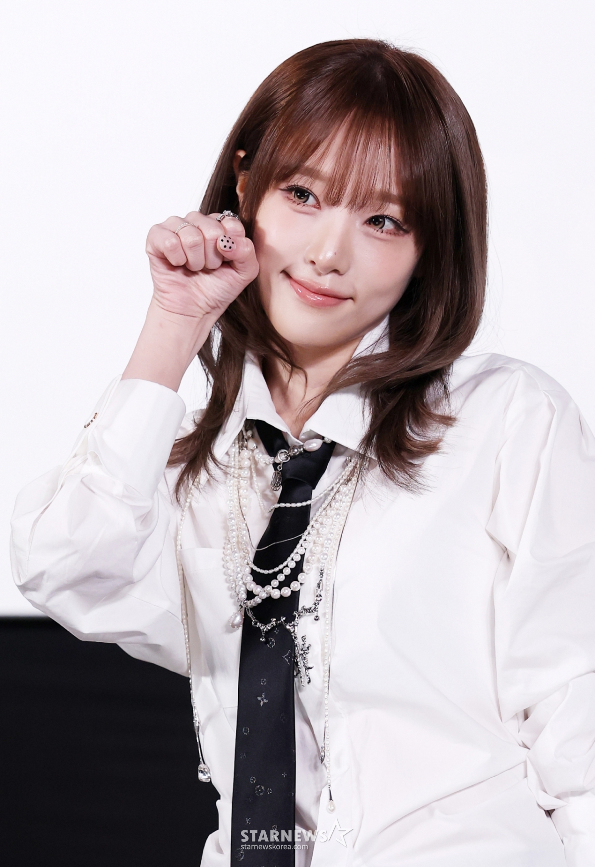 Певица Чхве Йена позирует на пресс-конференции, посвященной выпуску своего пятого мини-альбома "LOVE CATCHER" в CGV Apgujeong, Каннамгу, Сеул, 11-го числа. /2026.03.11 /Фото = Ким Хви Сон hwijpg@