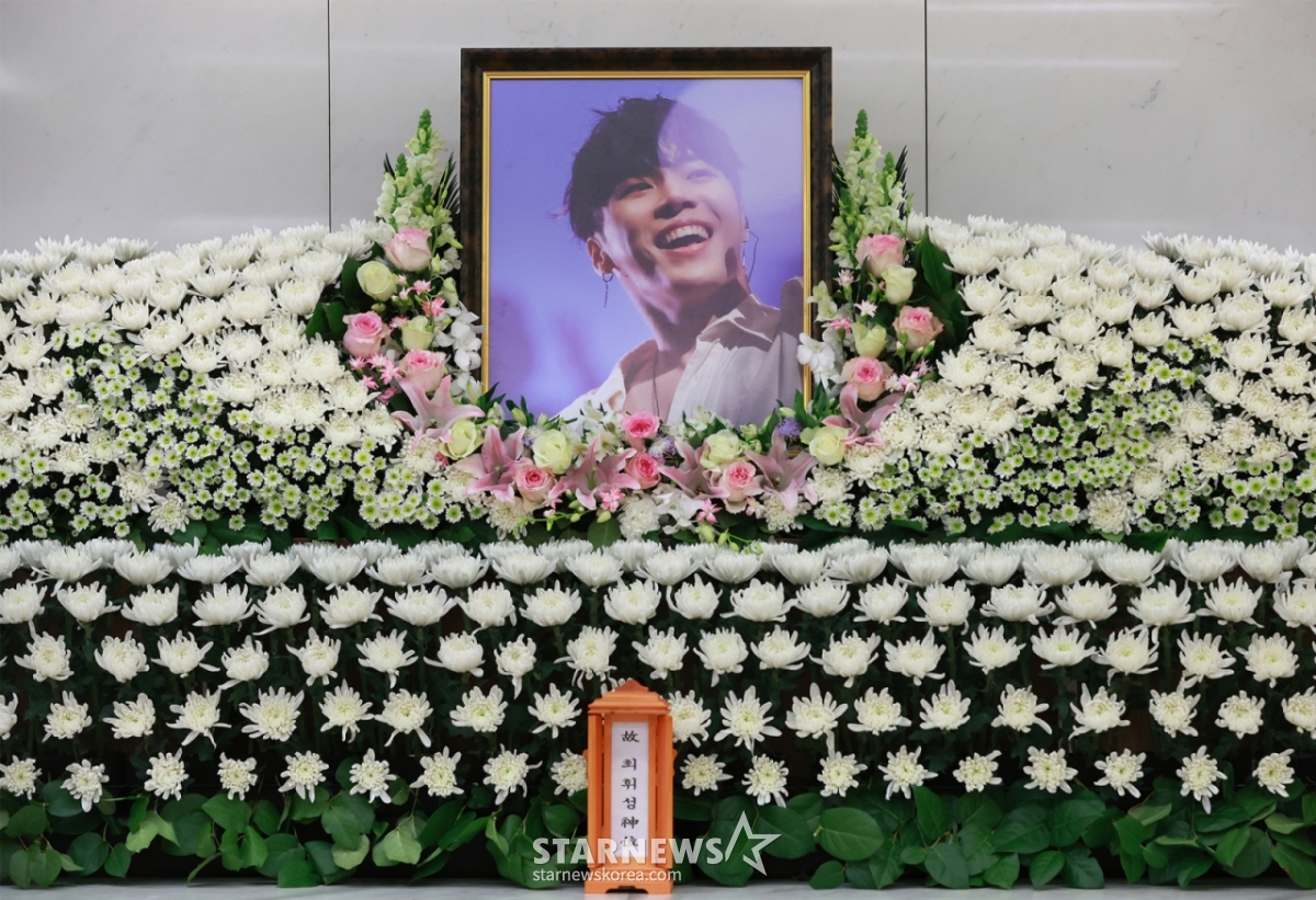 Мраморная камера внезапной смерти певицы Хвисон была установлена на похоронах больницы Самсунг в Каннамгу, Сеул, 14-го числа. /Фонд совместного использования фотографий 2025.03.14 /Фото = Ли Дон Хун Фотогуй@