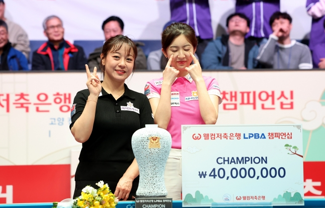 郑秀彬（右）在今年1月的welcome储蓄银行LPBA锦标赛上获得亚军后，做出了流泪的动作，感到非常遗憾。 =照片=PBA提供。