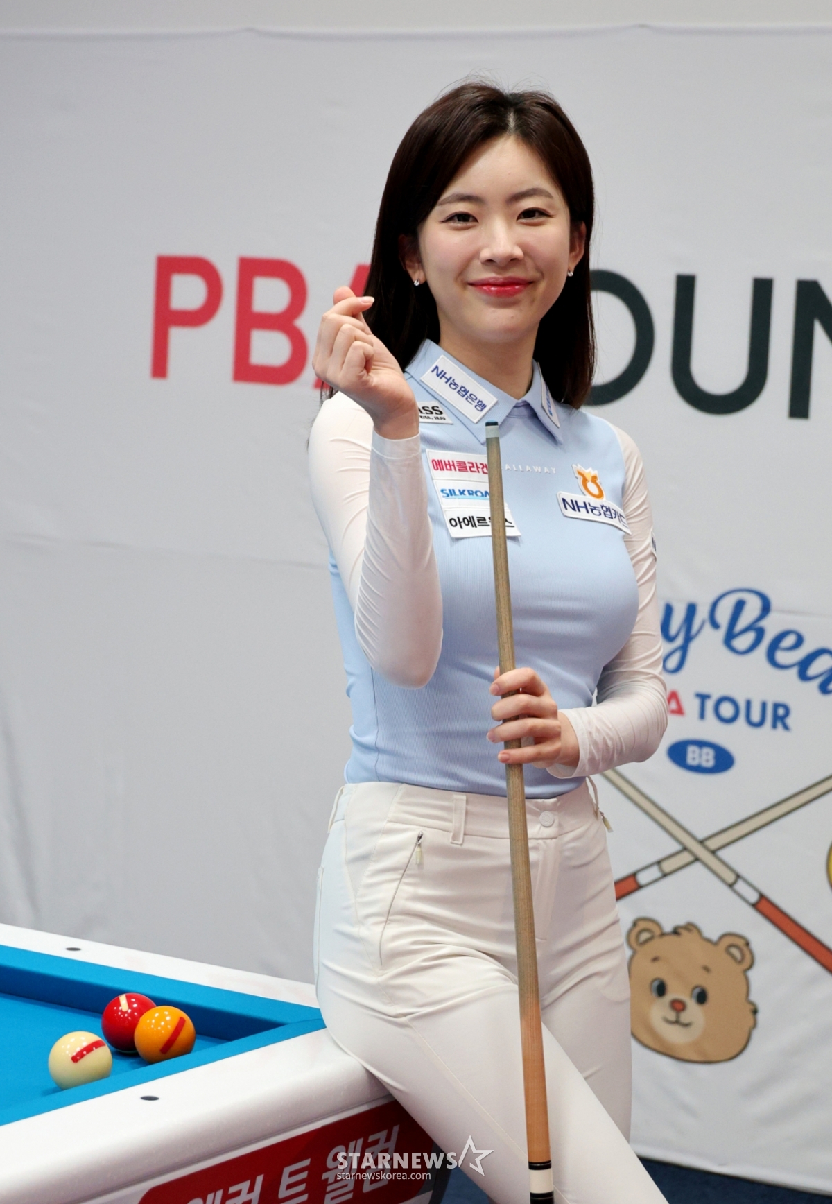 图为郑秀彬正对着镜头比心。 =照片=高级记者姜英祖。