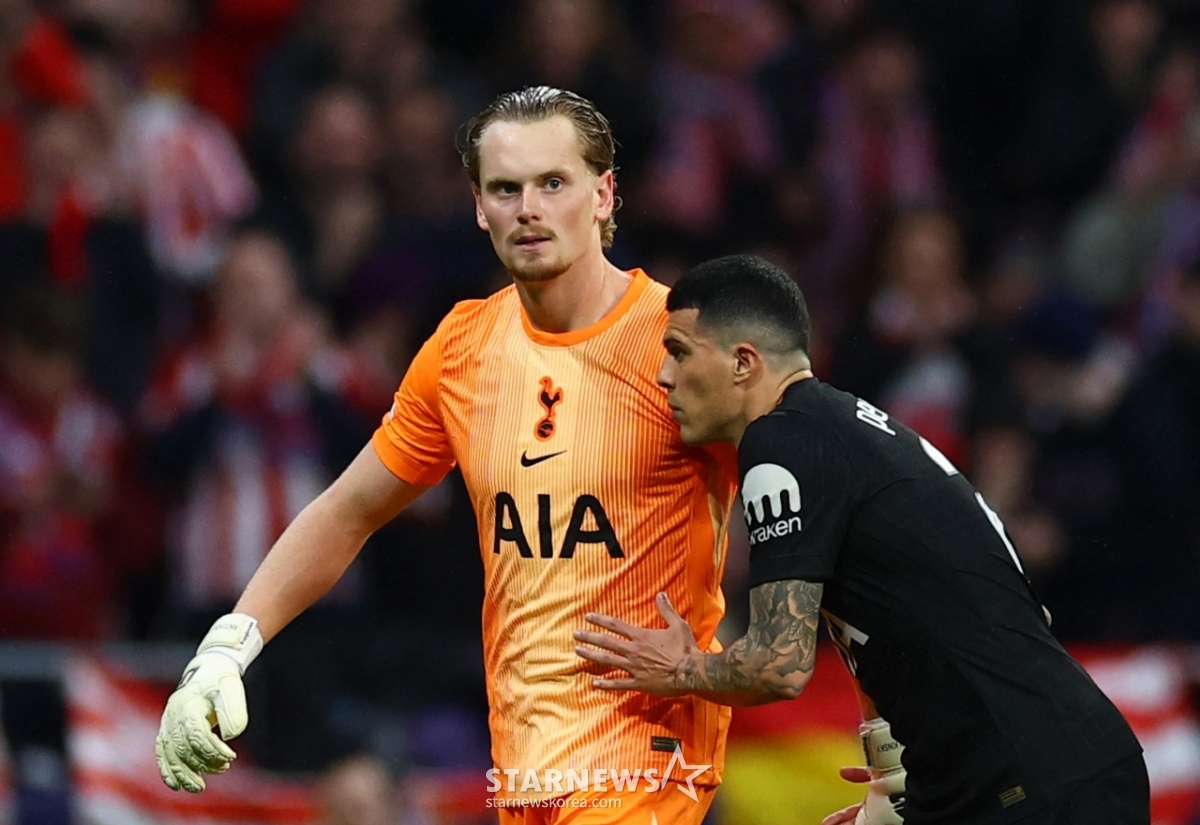 Thủ môn của Tottenham, Antonin Kinsky, đang được thay thế ở phút thứ 17 của hiệp một trong trận đấu với Atletico Madrid trong trận lượt đi vòng 16 UEFA Champions League 2026 được tổ chức tại Madrid, Tây Ban Nha vào ngày 11. /Reuters=Tin tức 1