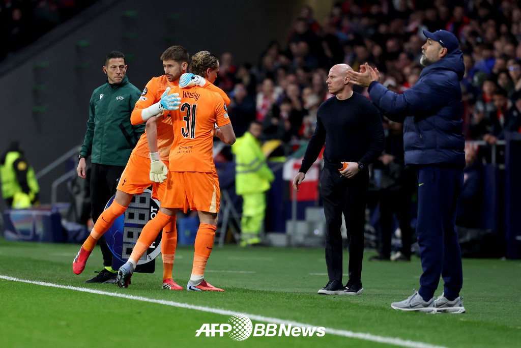 Thủ môn Antonin Kinsky (số 31) của Tottenham đang được thay thế ở phút thứ 17 của hiệp một trong trận đấu vòng 16 đội UEFA Champions League 2026 được tổ chức tại Madrid, Tây Ban Nha vào ngày 11. Bên phải là HLV Igor Todor Tottenham.  /AFPBBNews = Tin tức 1