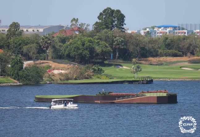 Lee Ju-ran drew the 17th hole, the signature hole of the championship. /Photo = Courtesy of KLPGA Tour