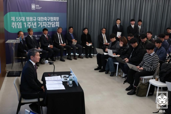 =图为，大韩足球协会会长郑梦奎（左）出席记者会。