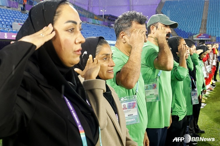 Приветственный тренерский штаб сборной Ирана. /AFPBBNews =Новости 1