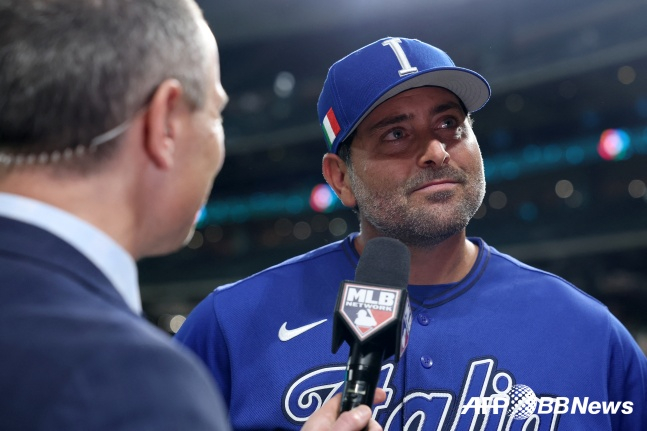 HLV Francis Servelli của Italy. /AFPBBNews = Tin tức 1