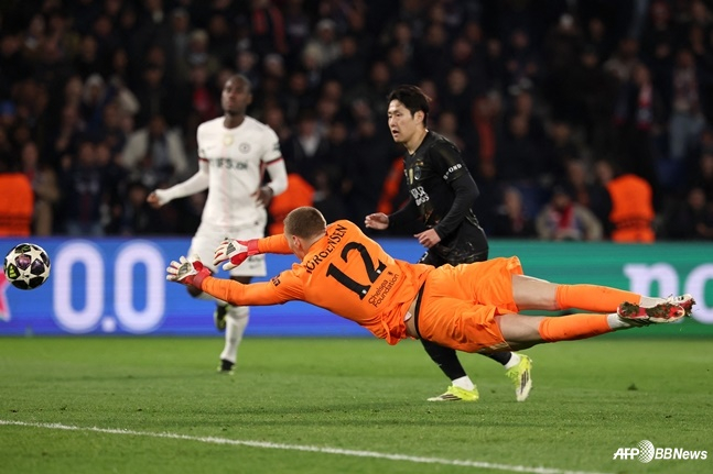 李カンインが12日午前5時（韓国時間）、フランス·パリのパルク·デ·プリンスで行われた2025-2026シーズンの欧州サッカー連盟（UEFA）チャンピオンズリーグ（UCL）決勝トーナメント1回戦でチェルシーのゴールネットを揺らしている。 /AFPBBNews=ニュース1