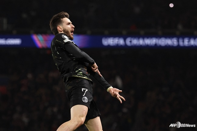 フビツァ·クバラツヘリアが12日午前5時（韓国時間）、フランス·パリのパルク·デ·プリンスで行われた2025-2026シーズン欧州サッカー連盟（UEFA）チャンピオンズリーグ（UCL）決勝トーナメント1回戦でチェルシーを相手に得点後セレモニーをしている。 /AFPBBNews=ニュース1