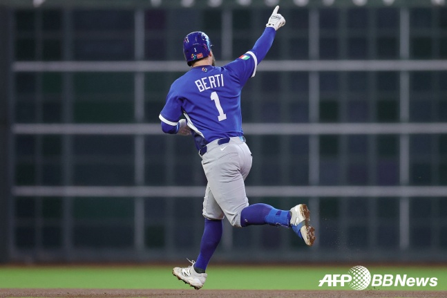 12日(韩国时间)，意大利的约翰•贝尔蒂在美国德克萨斯州休斯敦的戴金公园球场举行的2026世界棒球经典赛(WBC)第一轮B组最后一轮比赛中，在第4回合初击出了个人本垒打。 =法新社BBNews=新闻1。