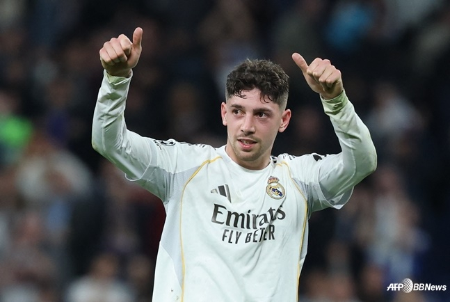 Federico Valverde đang giơ ngón cái lên sau khi ghi bàn trong trận đấu đầu tiên của vòng 16 đội UEFA Champions League mùa giải 2025-2026 được tổ chức tại Santiago Bernabéu ở Madrid, Tây Ban Nha vào lúc 5 giờ sáng ngày 12 (giờ Hàn Quốc). /AFPBBNews = Tin tức 1