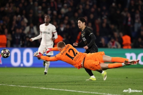 Vào lúc 5 giờ sáng ngày 12 (giờ Hàn Quốc), Lee Kang In đang làm lung lay khung thành của Chelsea trong trận lượt đi vòng 16 đội UEFA Champions League mùa giải 2025-2026 được tổ chức tại Parc de Prince ở Paris, Pháp. /AFPBBNews = Tin tức 1