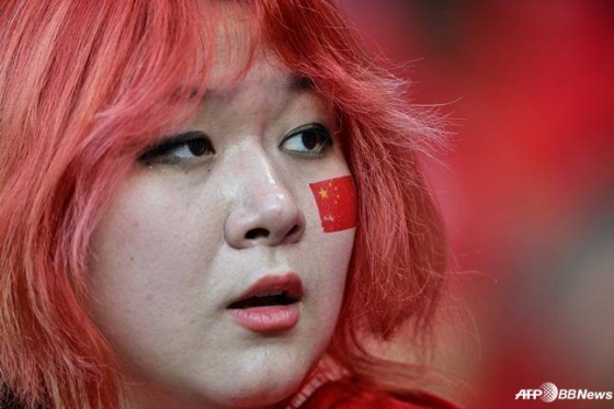 サッカーの中国代表チームを応援する中国のファン。 /AFPBBNews=ニュース1