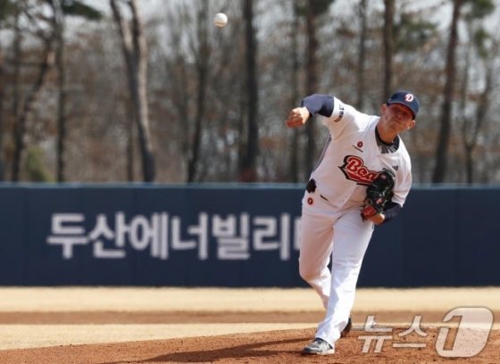 Doosan starter Chris Flexen is pitching hard in the game between the Doosan Bears and the Kiwoom Heroes in the exhibition game of the "2026 Shinhan SOL KBO League" held at Doosan Bears Park in Icheon, Gyeonggi Province on the afternoon of the 12th. /Photo = News 1