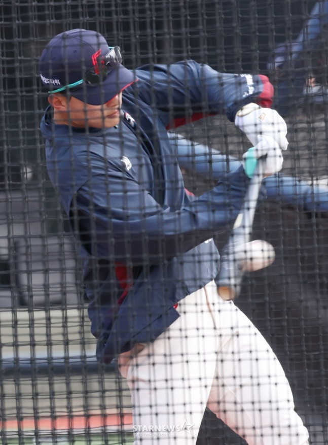 Trận đấu giao hữu giữa Lotte Giants và KT Wiz của giải đấu KBO Shinhan SOL Bank 2026 đã được tổ chức tại sân bóng chày Sajik Busan vào ngày 12.  Lotte Yoon Dong Hee đang huấn luyện đánh bóng. /Ảnh = Người chờ đợi Kim Jin Kyung