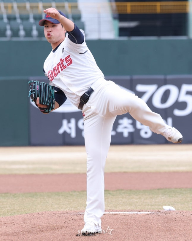 Trận đấu giao hữu giữa Lotte Giants và KT Wiz của giải đấu KBO Shinhan SOL Bank 2026 đã được tổ chức tại sân bóng chày Sajik Busan vào ngày 12.  Kim Jin-wook, người bắt đầu Lotte, đang ném bóng ngược lại. /Ảnh = Người chờ đợi Kim Jin Kyung