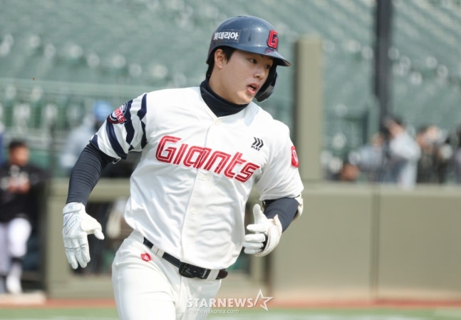 Trận đấu giao hữu giữa Lotte Giants và KT Wiz của giải đấu KBO Shinhan SOL Bank 2026 đã được tổ chức tại sân bóng chày Sajik Busan vào ngày 12.  Lotte Han Tae Yang đang chạy nhanh sau khi đánh một cú đánh trúng bóng. /Ảnh = Người chờ đợi Kim Jin Kyung