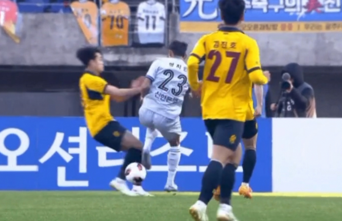 今月7日、光州ワールドカップ競技場で行われた光州FCと仁川ユナイテッドの試合の様子。 当時、仁川の政治家（白いユニホーム）が先にボールを取った後、衝突が起き、衝突直前に足を抜いたが、主審は政治家の「キックキング」ファウルによる警告とペナルティーキックを宣言した。 大韓サッカー協会はこの判定を「誤審」と結論付けた。 /写真=中継画面キャプチャー