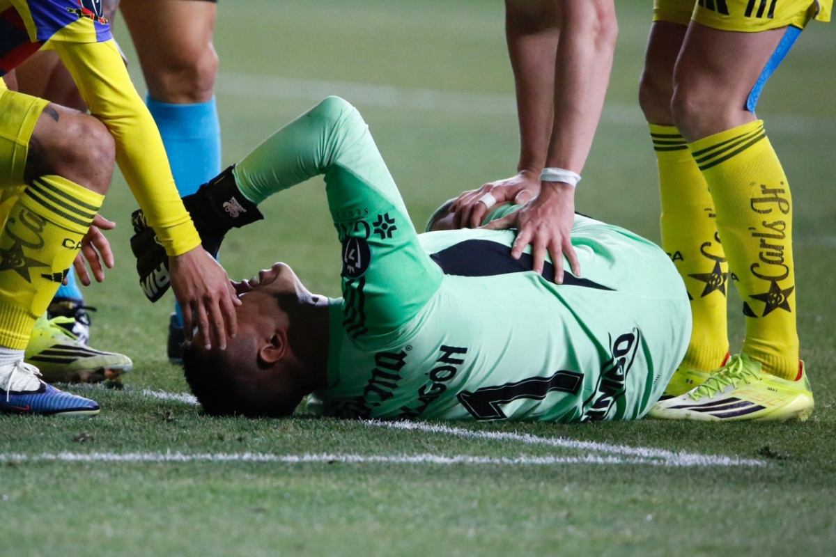 Вратарь мексиканской сборной по футболу Луис Анхель Малагон жалуется на боль в матче против «Филадельфии Юнион» в Кубке чемпионов КОНКАКАФ 11-го числа. /Фото =Фотография Леон Леканды в социальной сети