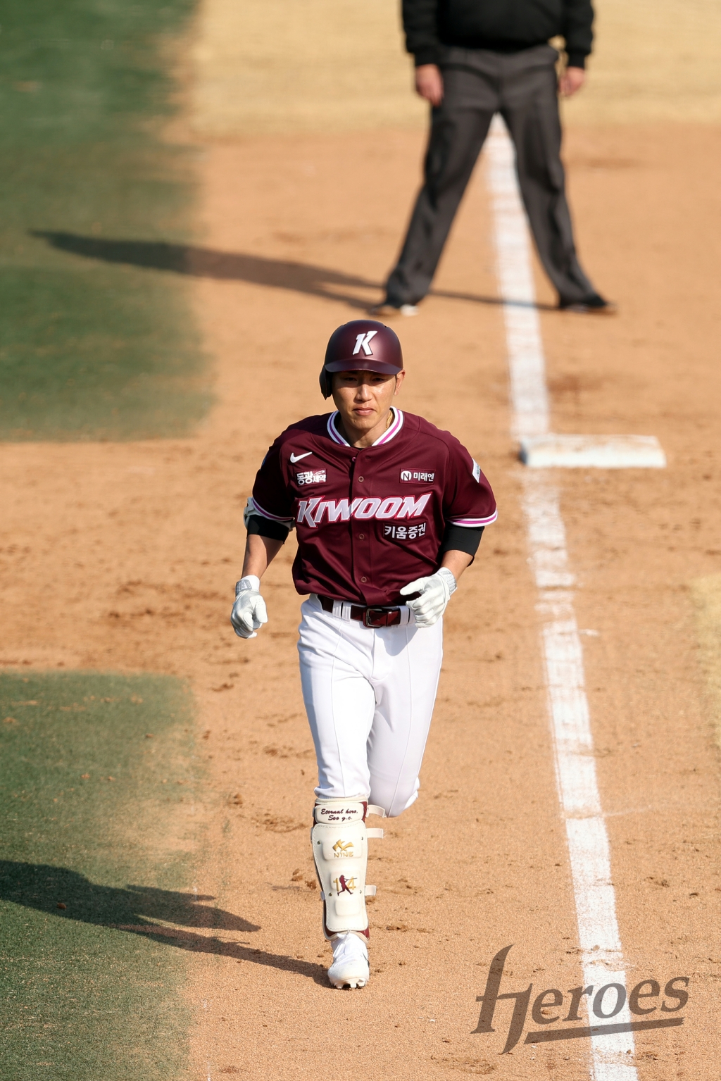 12日,在利川Bears公园举行的2026 KBO季前赛上,Kiwoom Heroes队的徐建昌在第8回合画出单人拱形后,正在球场上转圈。  =照片=kiwoom heroes提供。