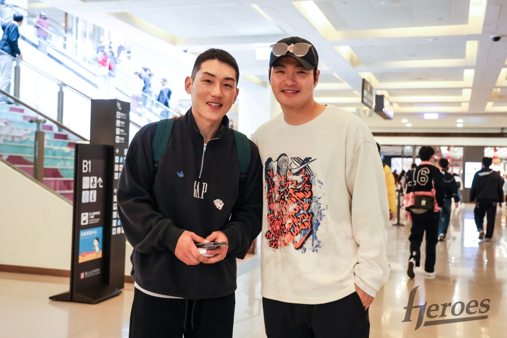 他就是Kiwoom Heroes队的徐建昌（左）和朴炳镐教练。 =照片=kiwoom heroes提供。