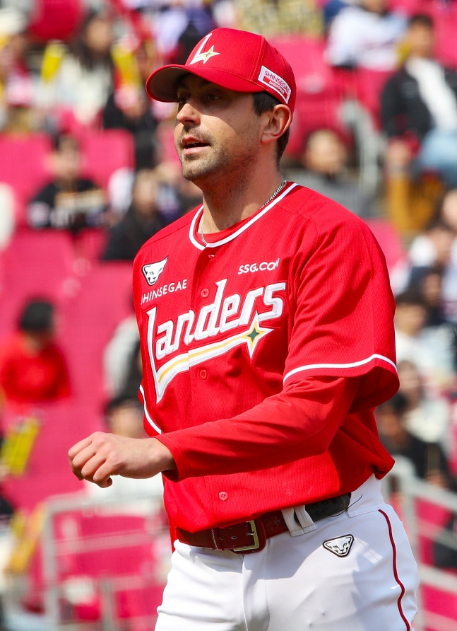 12日，SSG队的兰德斯•安东尼•贝尼亚诺在与KIA老虎队进行的2026 KBO季前赛揭幕战上首发出场，结束局数后正走向球员席。 =照片=SSG兰德斯提供。