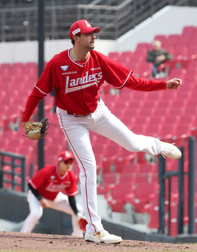 SSG本尼吉亚诺正在投球。 =照片=SSG兰德斯提供。