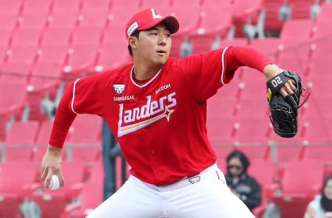 SSG新人投手金民俊(音)在与起亚队的热身赛中首发出场,正在展开逆投。 =照片=SSG兰德斯提供。