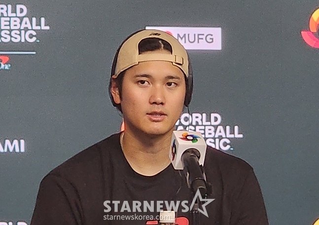 13日、練習をすべて終えた後、記者会見に臨んだ大谷。 /写真=朴スジン記者
