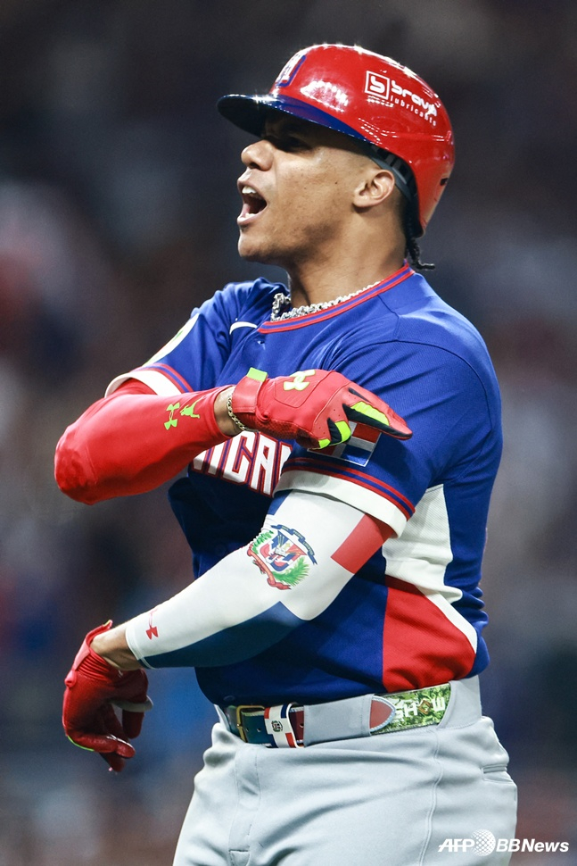 12日,多米尼加共和国胡安•索托在与委内瑞拉进行的2026 WBC小组赛最后一轮比赛中击出本垒打,正在咆哮。 =法新社BBNews=新闻1。