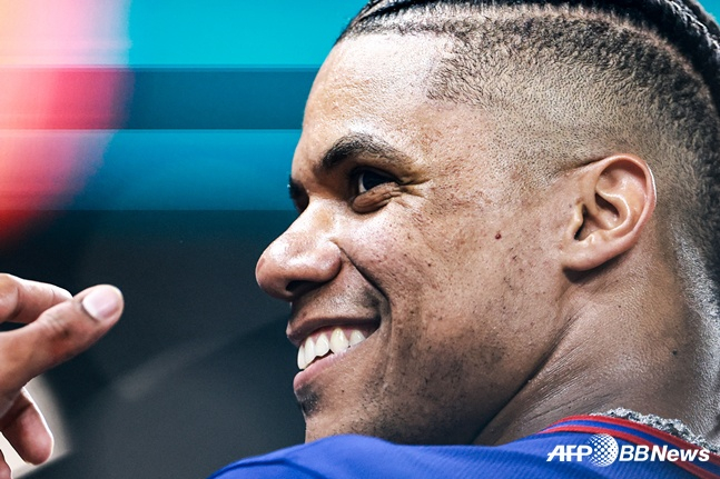 击出本垒打后露出微笑的胡安索托。 =法新社BBNews=新闻1。