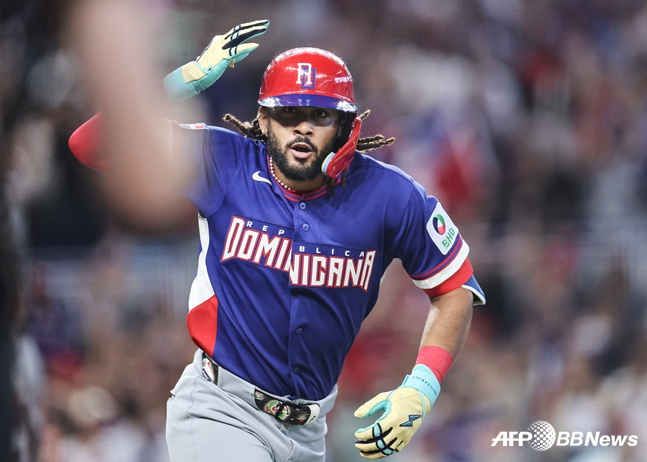 图为，小费尔南多•塔蒂斯击出本垒打，并扔出球棒。 =法新社BBNews=新闻1。