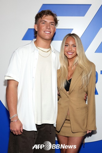 杰克逊飞镖（左）和玛丽莎·艾尔斯。 =法新社BBNews=新闻1。