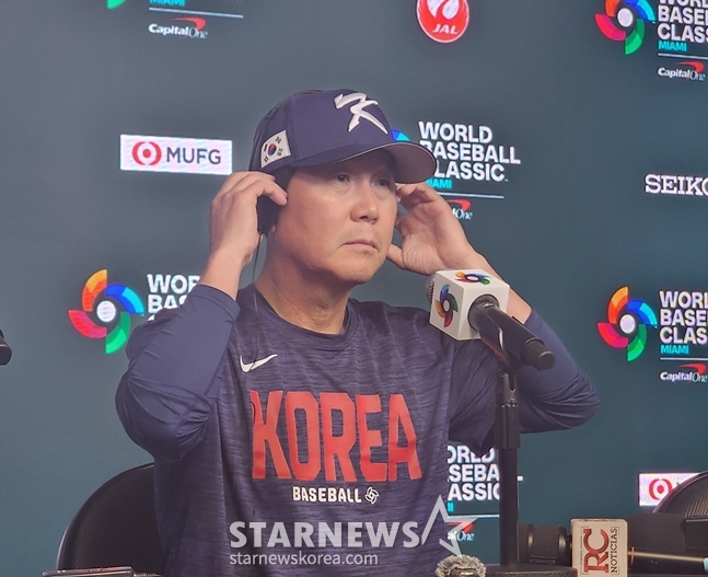 柳智贤教练正在听取海外记者的提问。 =照片=韩联社记者朴秀珍。