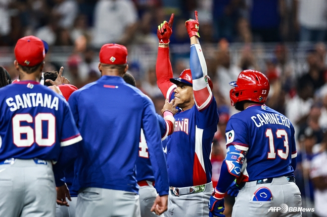 多米尼加选手们的本垒打庆祝动作。 =法新社BBNews=新闻1。